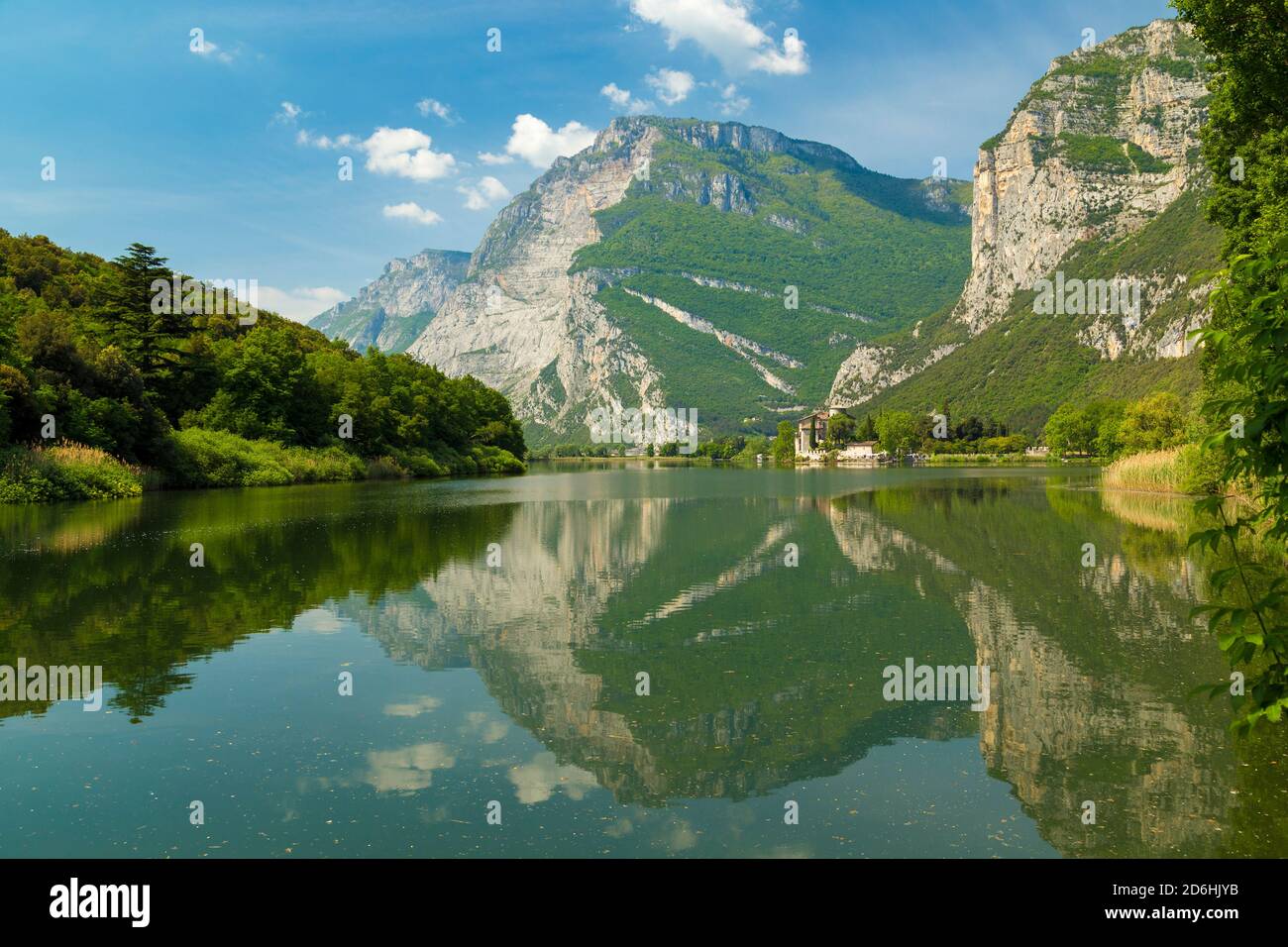 Lago Toblino, l'un des lacs cachés de l'Italie, les lacs italiens, Italie. Banque D'Images
