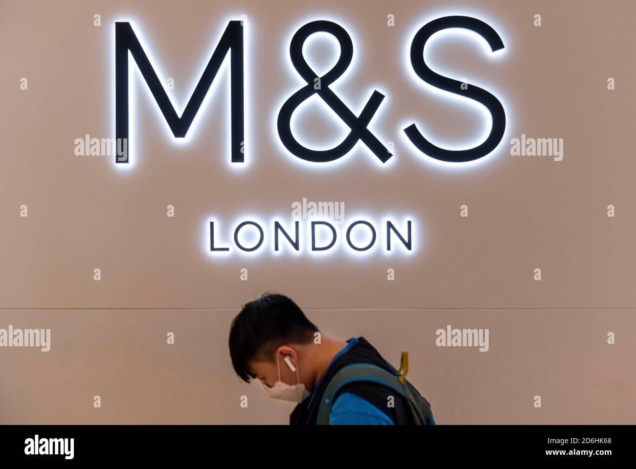 Hong Kong, Chine. 8 octobre 2020. Un masque facial pour piétons passe devant le magasin et le logo de la multinationale britannique Mark & Spencer (M&S) à Hong Kong. Crédit: Budrul Chukrut/SOPA Images/ZUMA Wire/Alay Live News Banque D'Images