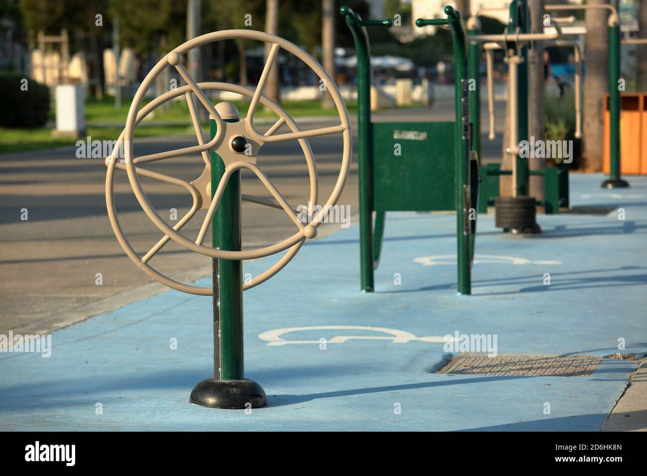 Salle de sport extérieure avec équipement spécial pour l'activité sportive, la réhabilitation pour les personnes handicapées, dans le parc public de Limassol, Chypre. Banque D'Images