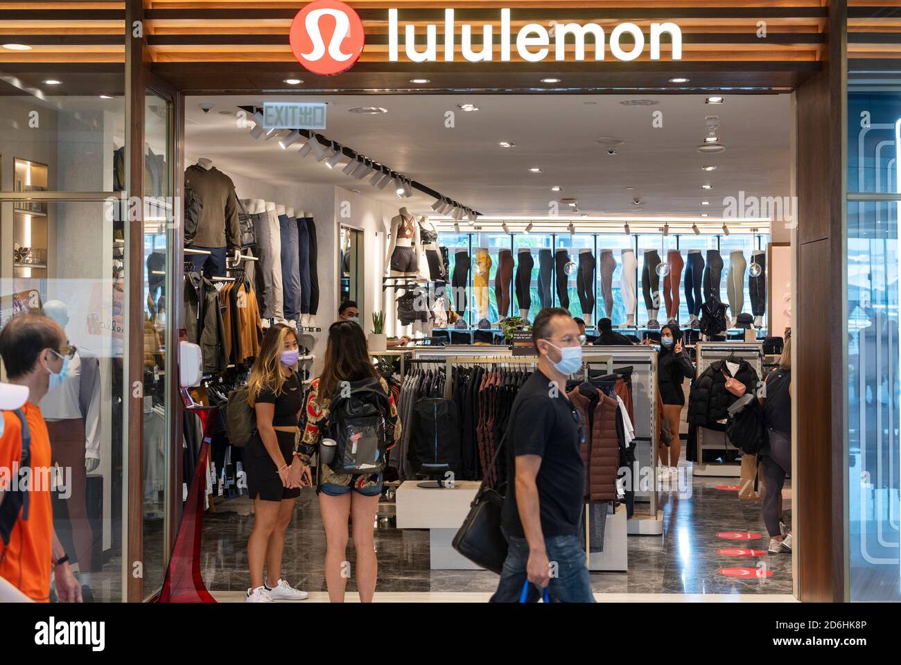 Groupe de vêtements de sport canadien, logo Lululemon et magasin vu à Hong Kong. Banque D'Images