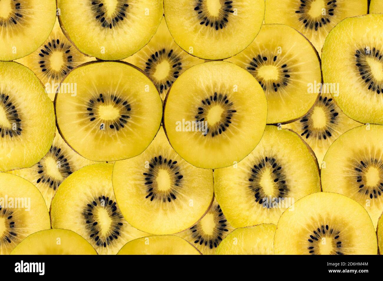 Fond fruité composé de nombreuses tranches de kiwis dorés Banque D'Images