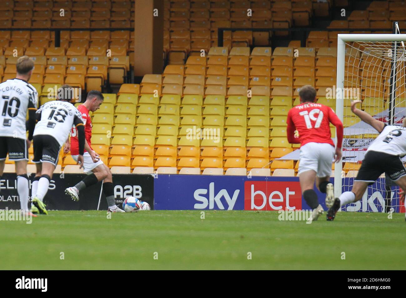 Burslem, Stoke-on-Trent, Royaume-Uni. 17 octobre 2020. Ian Henderson de Salford City frappe une pénalité qui est épargnée par Scott Brown de Port Vale lors du match Sky Bet League 2 entre Port Vale et Salford City à Vale Park, Burslem, le samedi 17 octobre 2020. (Crédit : Simon Newbury | ACTUALITÉS MI) crédit : ACTUALITÉS MI et sport /Actualités Alay Live Banque D'Images