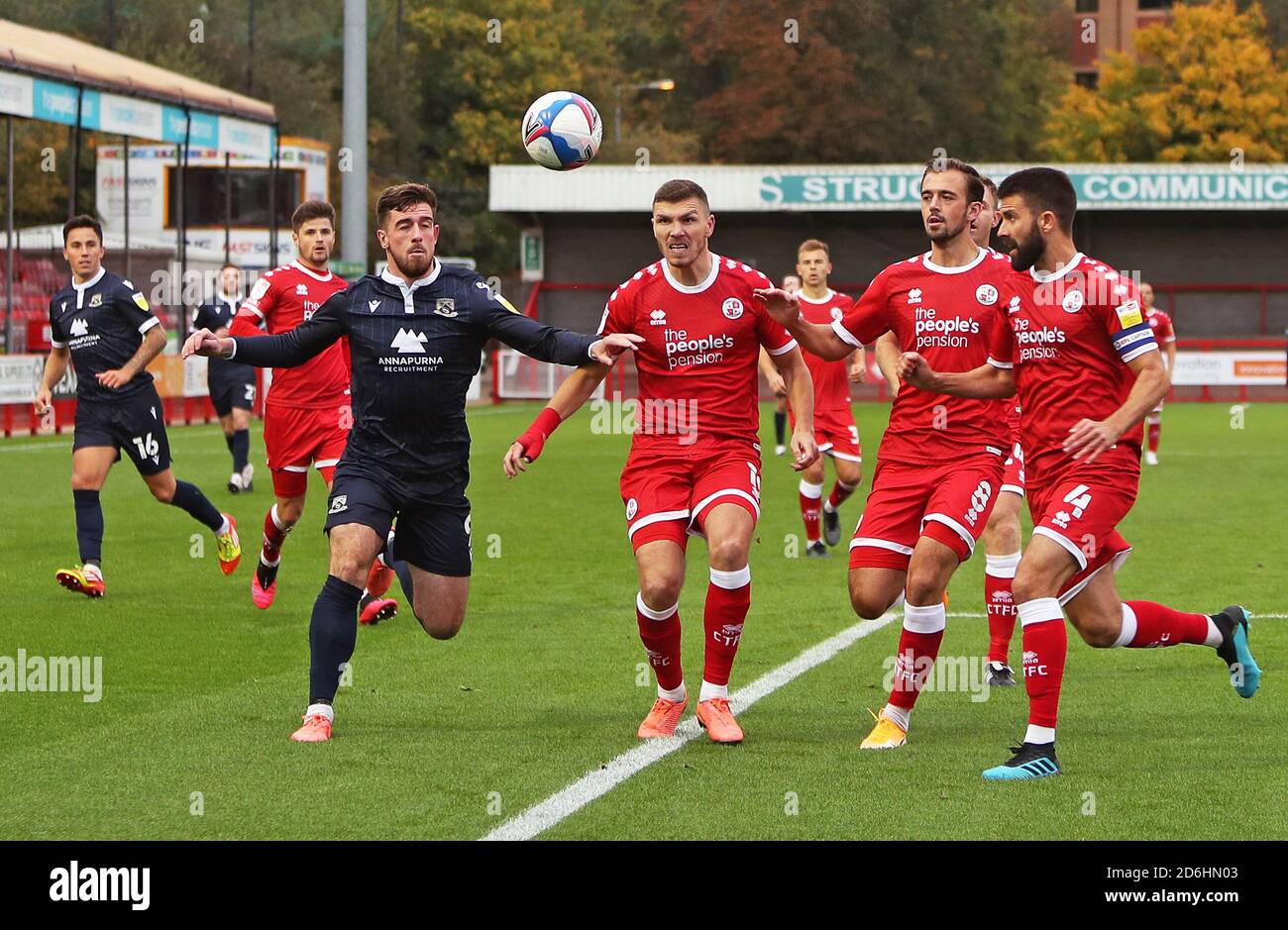 Cole Stockton de Morecambe (à gauche) lutte pour le ballon avec Jordan Tunnicliffe (au centre) de Crawley Town, Jack Powell (à droite) et George Francomb (à droite) lors du match Sky Bet League Two au stade de la pension du peuple, Crawley. Banque D'Images