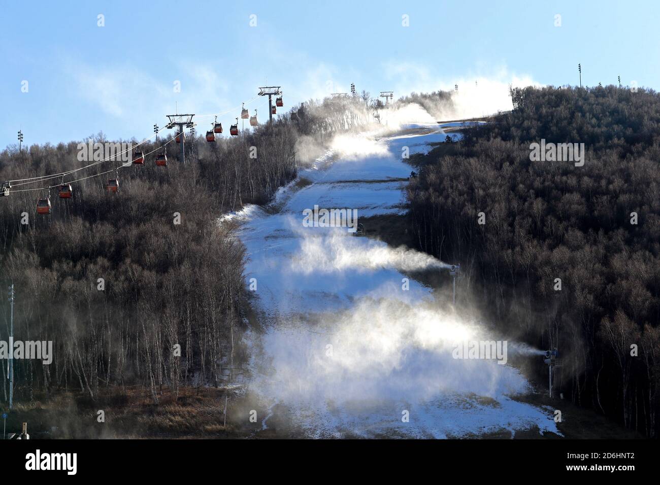 Zhangjiakou, province chinoise du Hebei. 17 octobre 2020. Les machines à neige travaillent sur un terrain de ski dans le district de Chilli, dans la ville de Zhangjiakou, dans la province de Hebei, au nord de la Chine, le 17 octobre 2020. Les pistes de ski de Chongqing sont prêtes pour la saison de ski car la température baisse ces jours-ci. Crédit : Wu Diansen/Xinhua/Alay Live News Banque D'Images