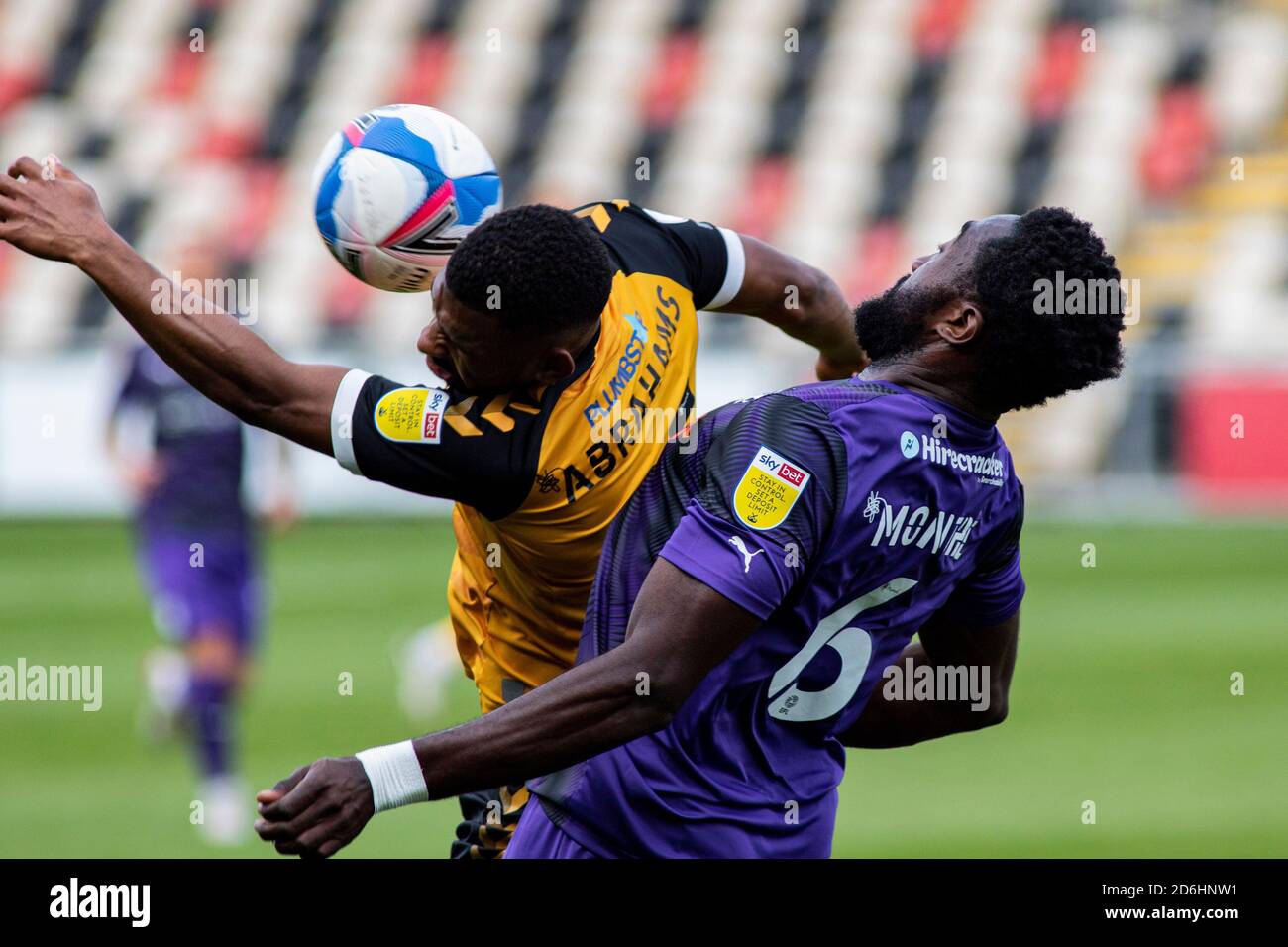 Newport, Royaume-Uni. 17 octobre 2020. Tristan Abrahams du comté de Newport (L) prend le ballon sous la pression d'Emmanuel Monthe de Tranmere Rovers (R). EFL football League Two Match, Newport County v Transmere Rovers au Rodney Parade de Newport, pays de Galles, le samedi 17 octobre 2020. Cette image ne peut être utilisée qu'à des fins éditoriales. Utilisation éditoriale uniquement, licence requise pour une utilisation commerciale. Aucune utilisation dans les Paris, les jeux ou les publications d'un seul club/ligue/joueur. photo de Lewis Mitchell/Andrew Orchard sports Photography/Alamy Live News crédit: Andrew Orchard sports Photography/Alamy Live News Banque D'Images
