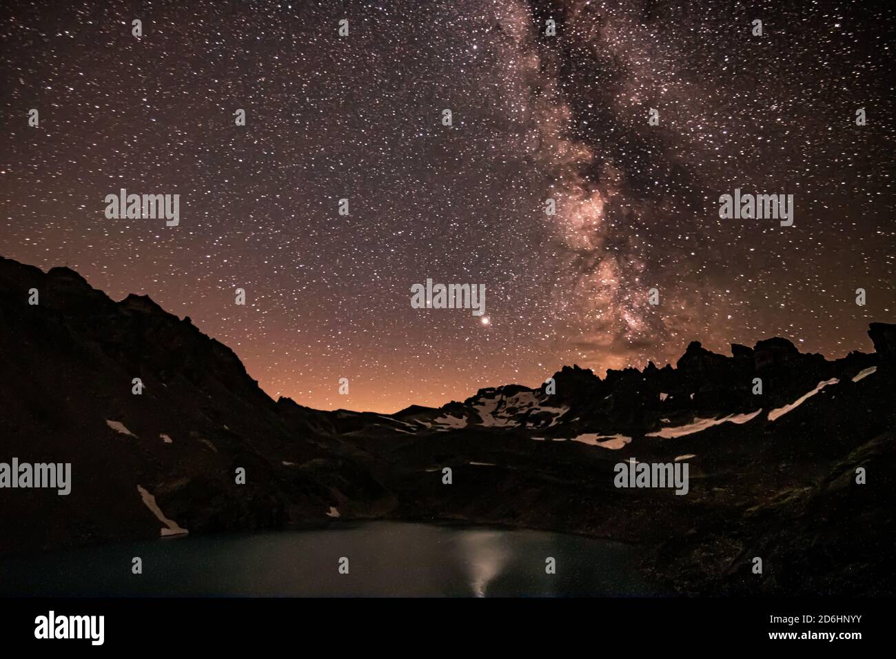 Colorfull nuit paysage wtih star ciel. Astrophotographie dans les Alpes montagnes Banque D'Images