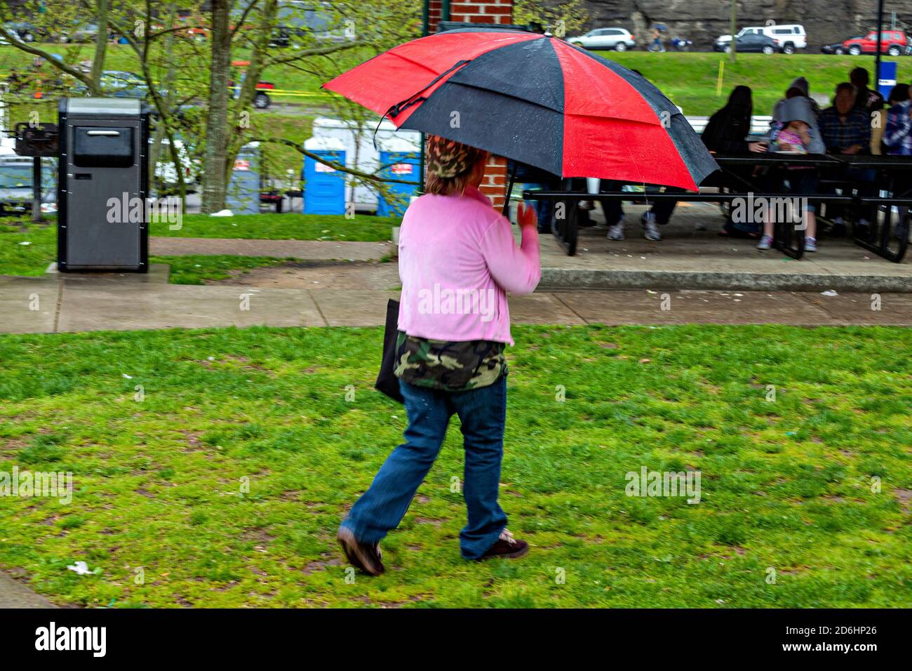 Une marche sous la pluie Banque D'Images