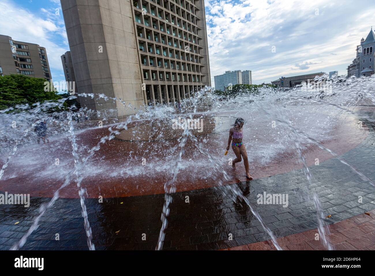 Les enfants se rafraîchissant dans la fontaine Splash à Christian Science Plaza, Boston, Massachusetts, États-Unis Banque D'Images