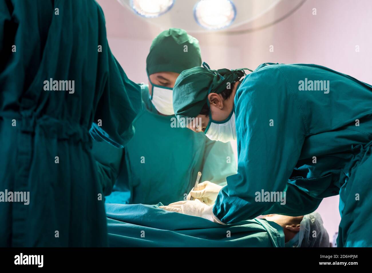Médecin chirurgien et infirmière effectuant l'opération chirurgicale au patient avec son équipe en salle d'opération OU. Soins médicaux concept de chirurgie. Banque D'Images