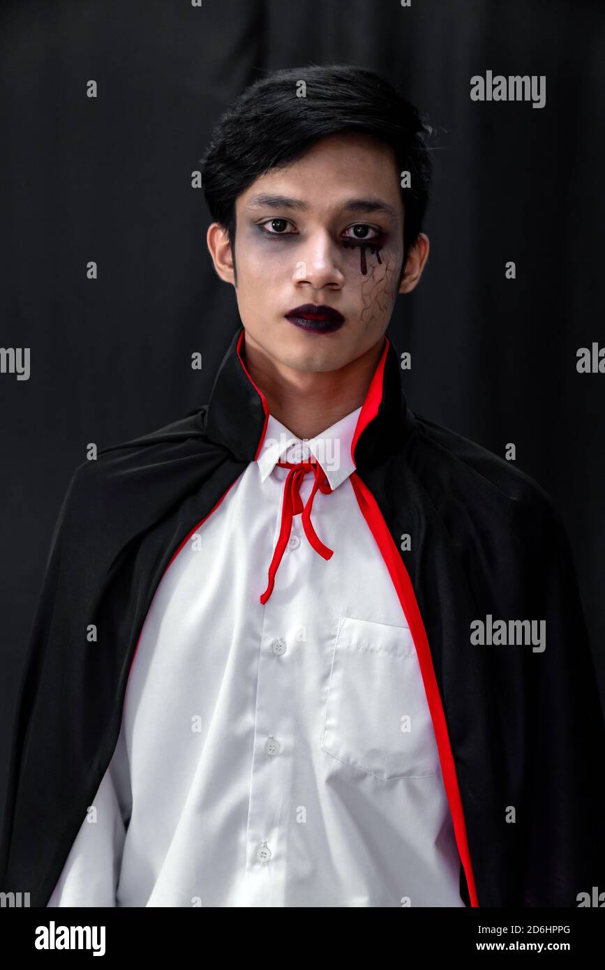 Portrait de jeunes adultes asiatiques adolescent homme porter un vetement de costume d Halloween pour Halloween fond de partie. Fetez Halloween et les fetes internationales c Photo Stock Alamy
