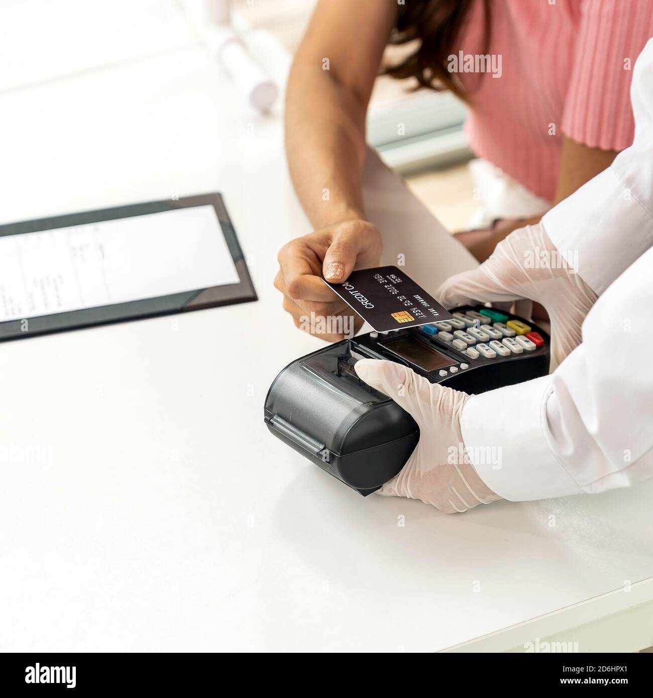 Gros plan femme asiatique client faire le paiement par carte de crédit sans contact après avoir mangé dehors dans le nouveau social restaurant de distance normale pour réduire le contact. Onlin Banque D'Images