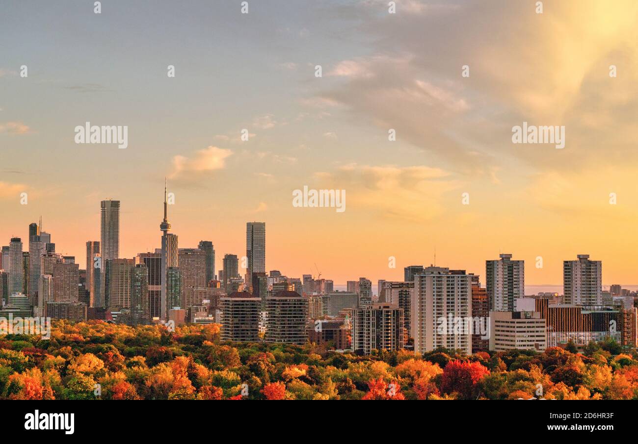 Paysage d'automne et paysage urbain de Toronto au coucher du soleil en octobre 2020 Banque D'Images