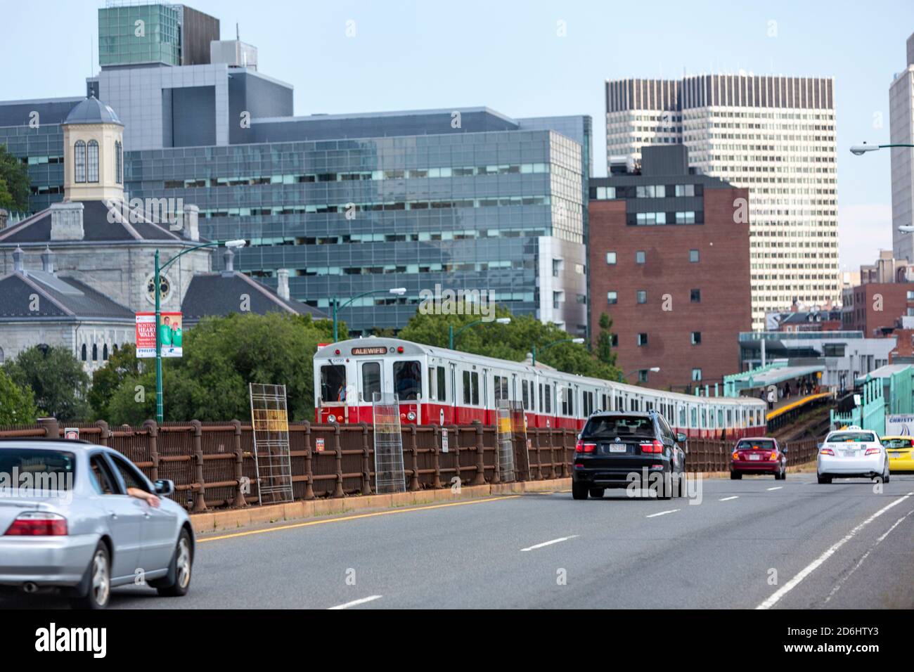 Métro MBTA le long de Longfellow Bridge, à Alewife Boston, Massachusetts, États-Unis Banque D'Images