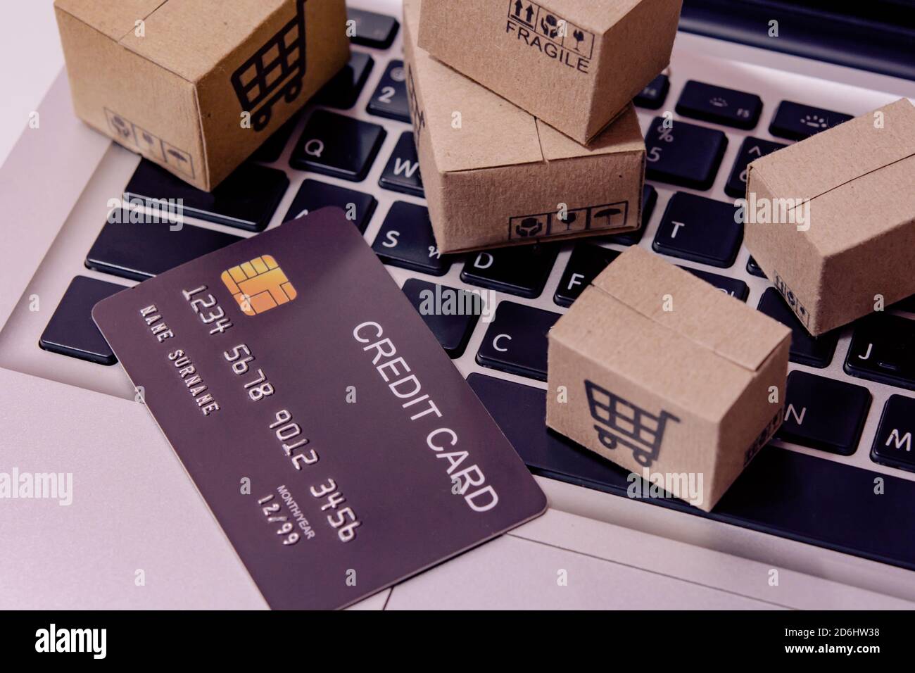 Achats en ligne. Carte de crédit et boîte en carton avec un logo de panier  sur le clavier de l'ordinateur portable. Service d'achat sur le Web en  ligne. Offre la livraison à