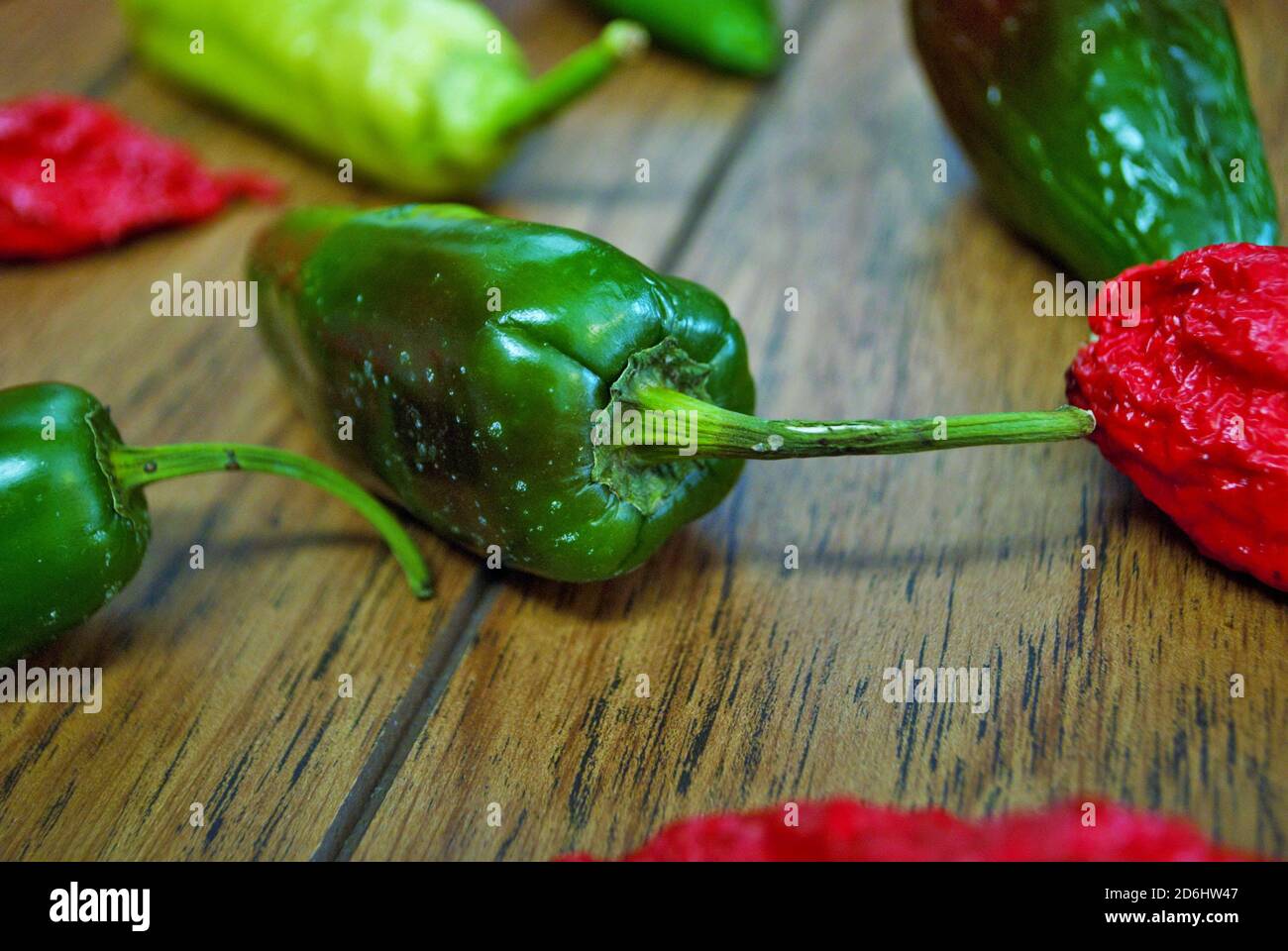 Habanero de jalapeno frais et poivre de banane sur fond de bois Banque D'Images