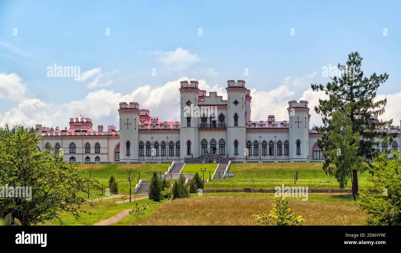 Reconstruction du château gothique de la ville. Le château de Kosava. Juin 2020 région de Brest, Bélarus Banque D'Images