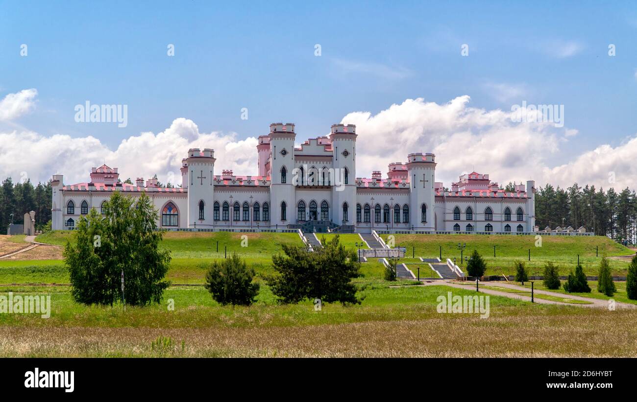 Reconstruction du château gothique de la ville. Le château de Kosava. Juin 2020 région de Brest, Bélarus Banque D'Images