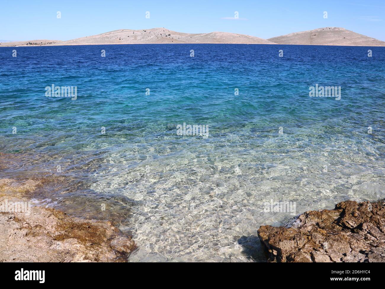 La mer transparente des plages rocheuses sur l'île déserte de Kornati , Croatie. Banque D'Images