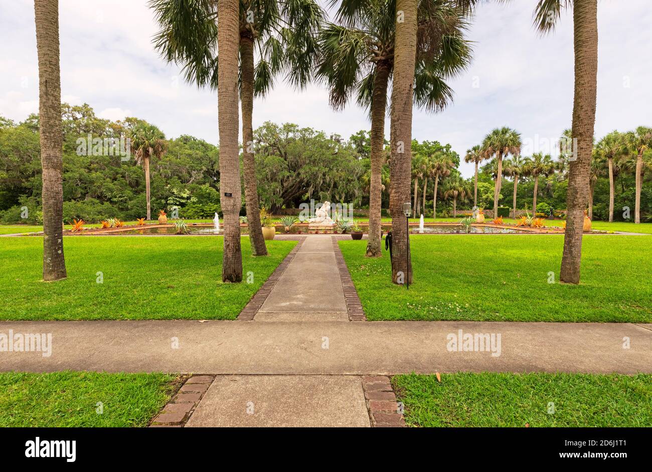 Brookgreen Gardens, Murrells Inlet, Caroline du Sud. Les palmiers et les chemins formels mènent à des éléments aquatiques et à la sculpture dans la sculpture historique et botanique Banque D'Images