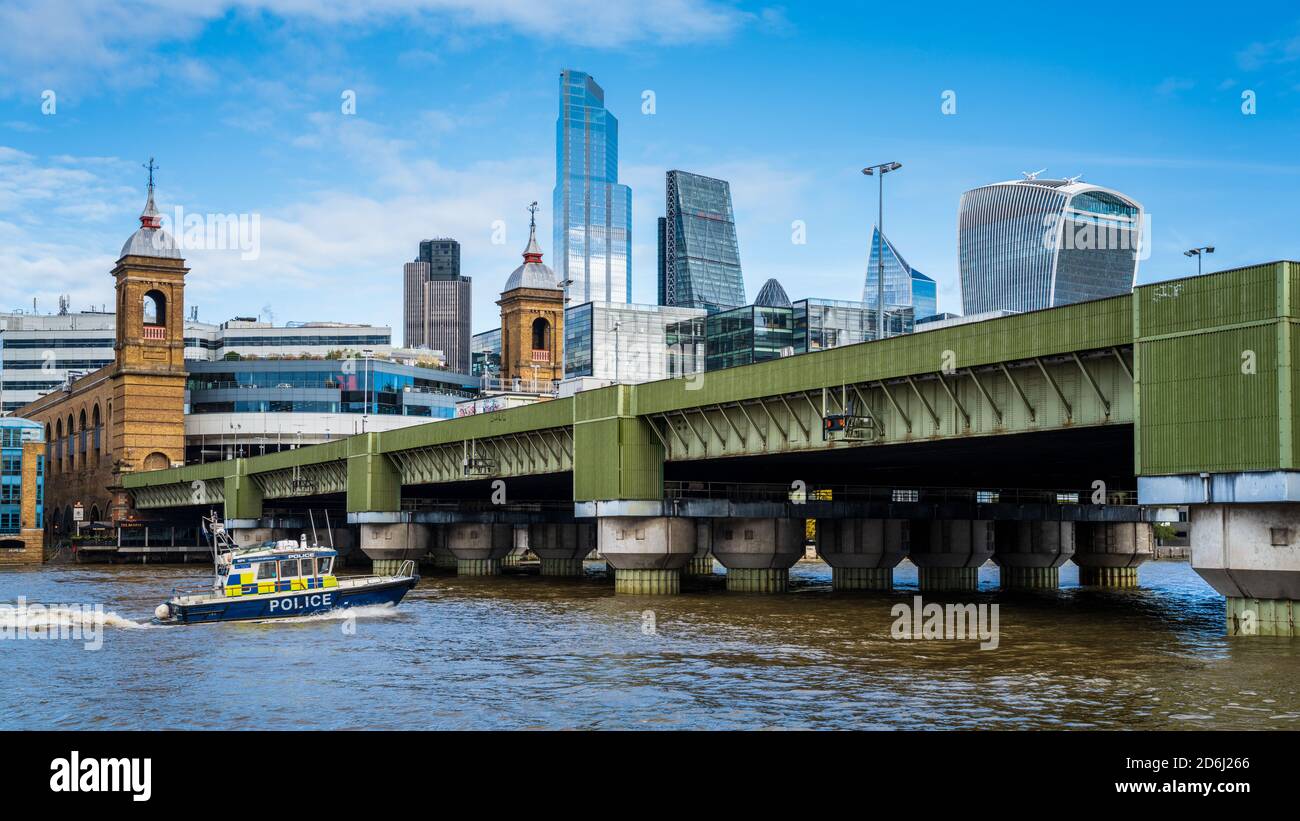 La police de Metropolitan River lance le pont de chemin de fer de Cannon Street qui mène à la gare de Cannon Street à Londres. Pont ouvert en 1866, Sir John Wolfe-Barry. Banque D'Images