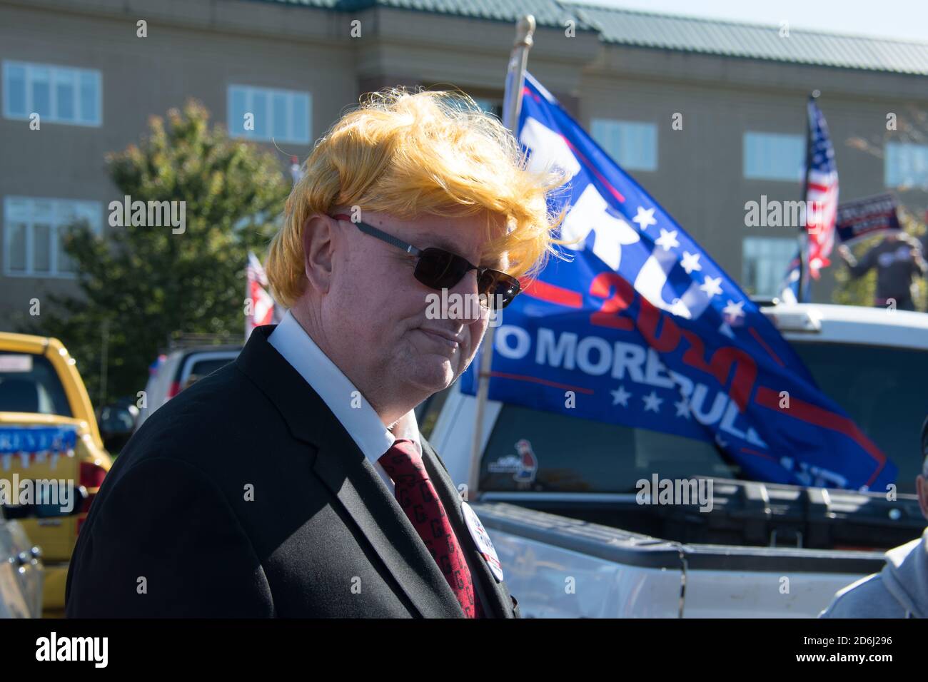 Newtown, Pennsylvanie, États-Unis - 10/17/2020: Les partisans du président Donald Trump se font la queue dans les voitures, les camions et les motos et se conduisent en Pennsylvanie, à partir de N Banque D'Images