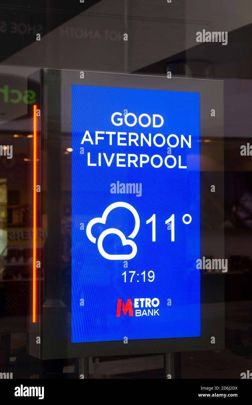 La météo actuelle affichée dans la fenêtre de Metro Bank À Liverpool Banque D'Images