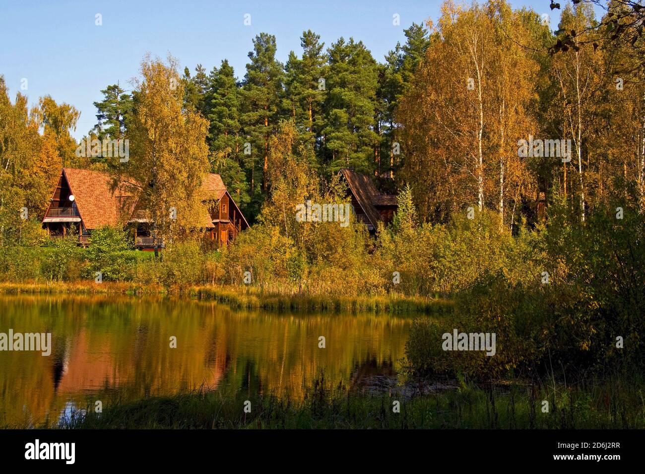 Un endroit confortable pour se détendre sur le lac dans la forêt d'automne. Banque D'Images