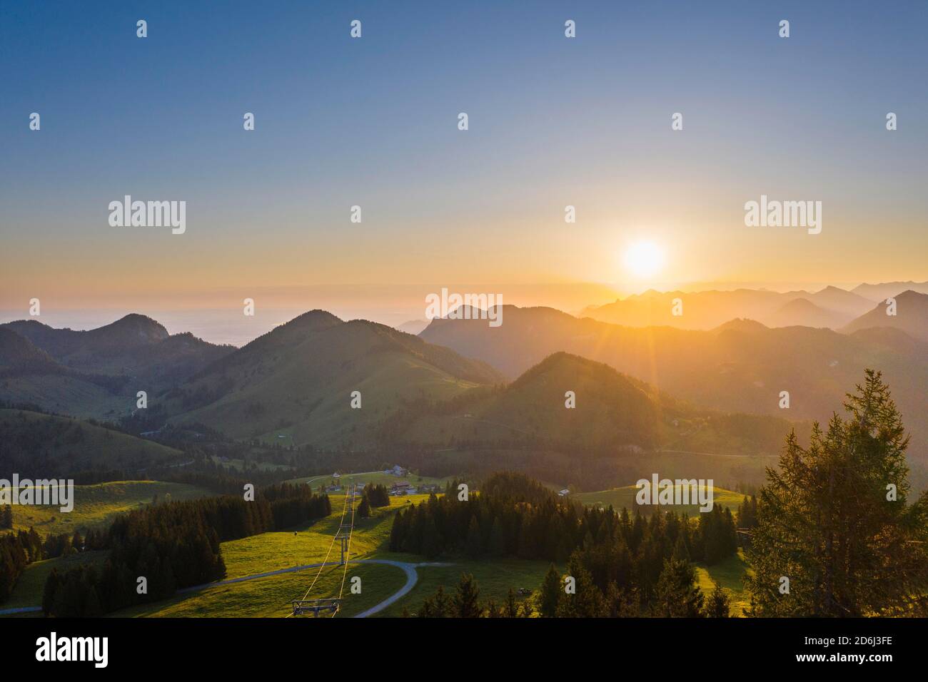 Lever du soleil à Sudelfeld, près de Bayrischzell, montagnes de Mangfall, photo de drone, haute-Bavière, Bavière, Allemagne Banque D'Images