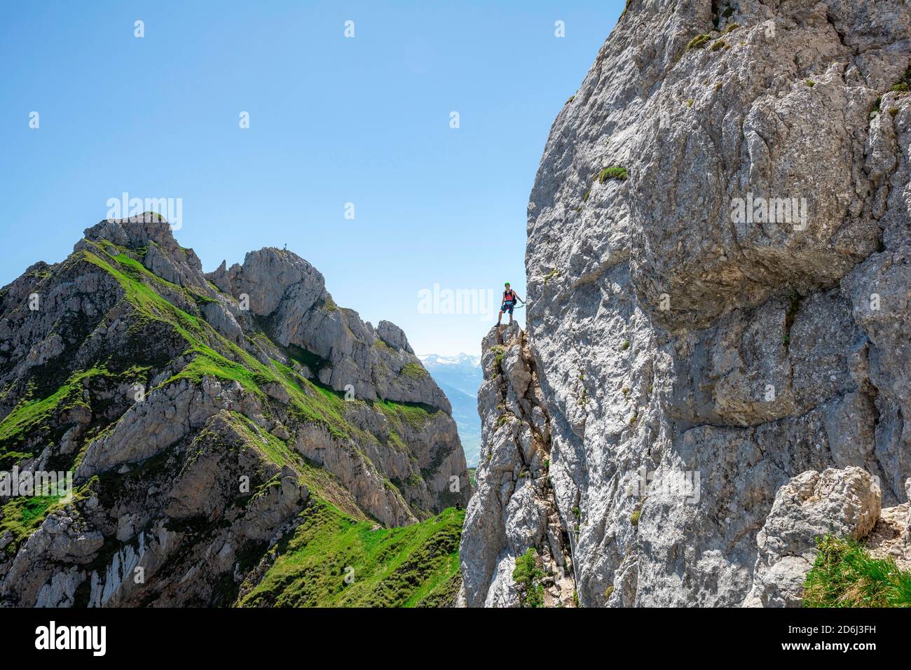 Jeune homme grimpant sur une face rocheuse, via ferrata à la Seekarlspitze, 5-sommet via ferrata, randonnée dans les montagnes Rofan, Tyrol, Autriche Banque D'Images