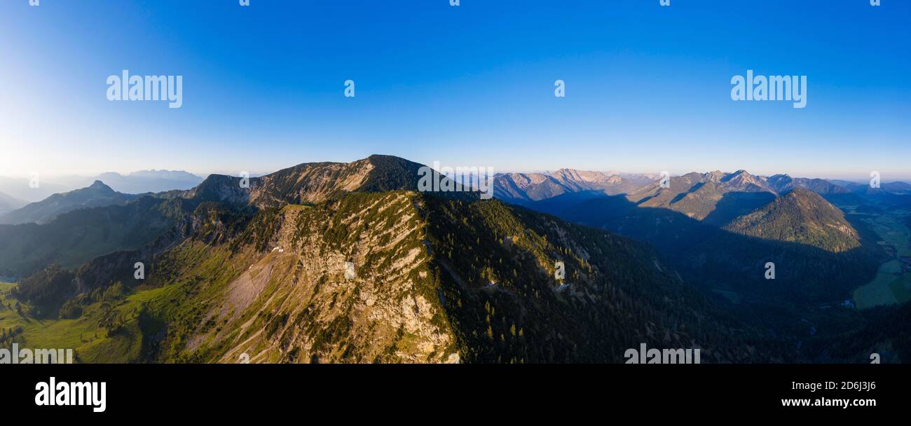 Panorama, petit et grand Troithen, gauche Sudelfeld, droite Leitzachtal près de Bayrischzell, Mangfall montagnes, image de drone, haute-Bavière, Bavière Banque D'Images