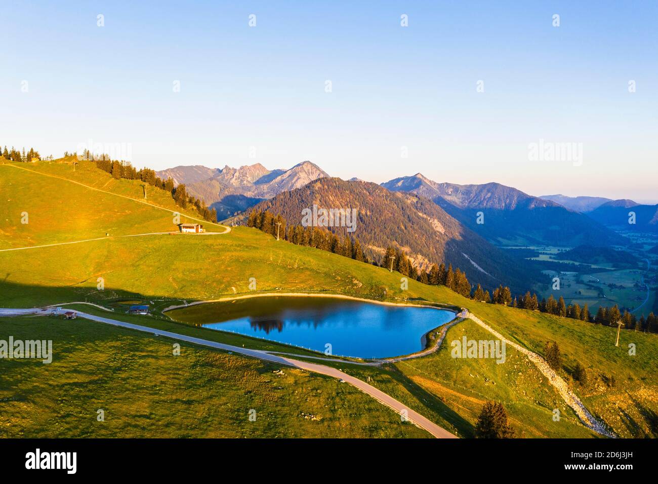 Lac de stockage Walleralm à Sudelfeld dans la lumière du matin, près de Bayrischzell, montagnes de Mangfall, image de drone, haute-Bavière, Bavière, Allemagne Banque D'Images