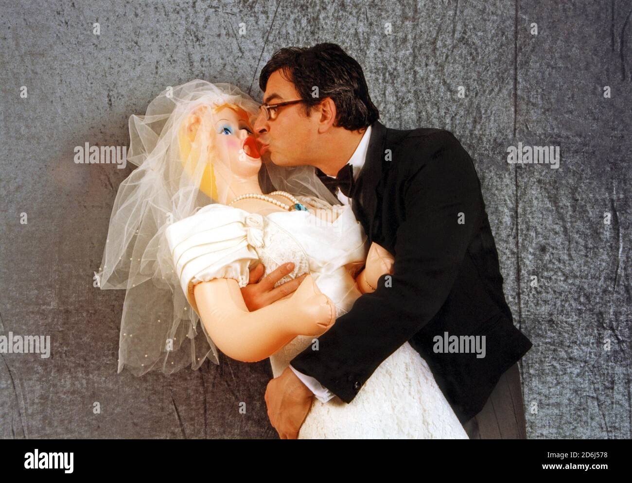 Mariage, l'homme épouse une poupée de sexe, photo de mariage, robe de mariage, baiser, Berlin, Allemagne Banque D'Images