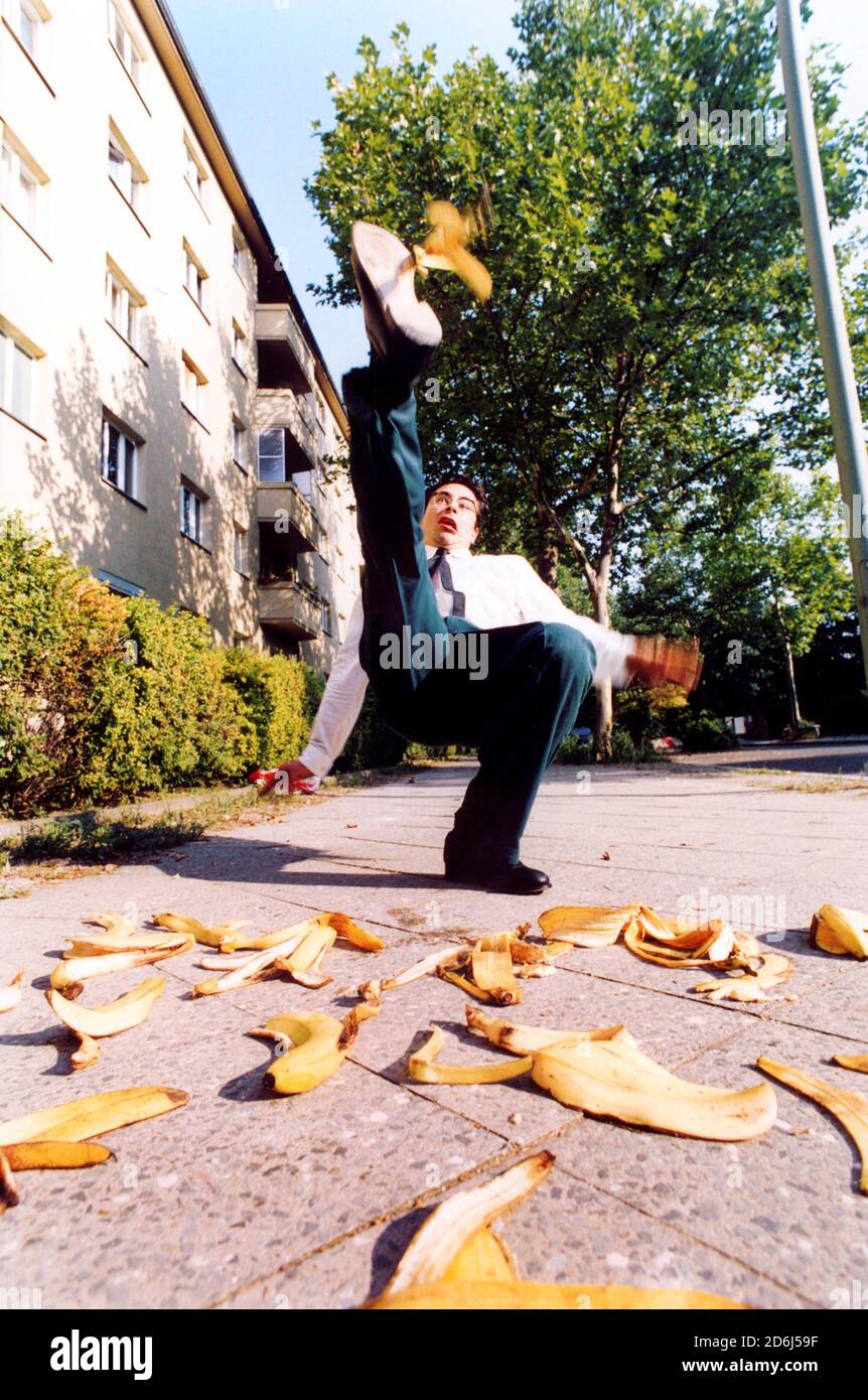 Malheur, homme glisse sur la peau de banane, Berlin, Allemagne Banque D'Images
