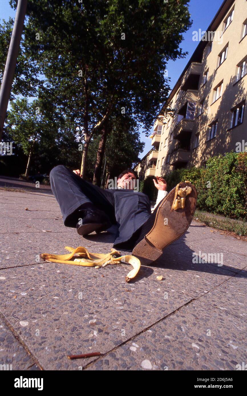 Malheur, homme glisse sur la peau de banane, Berlin, Allemagne Banque D'Images
