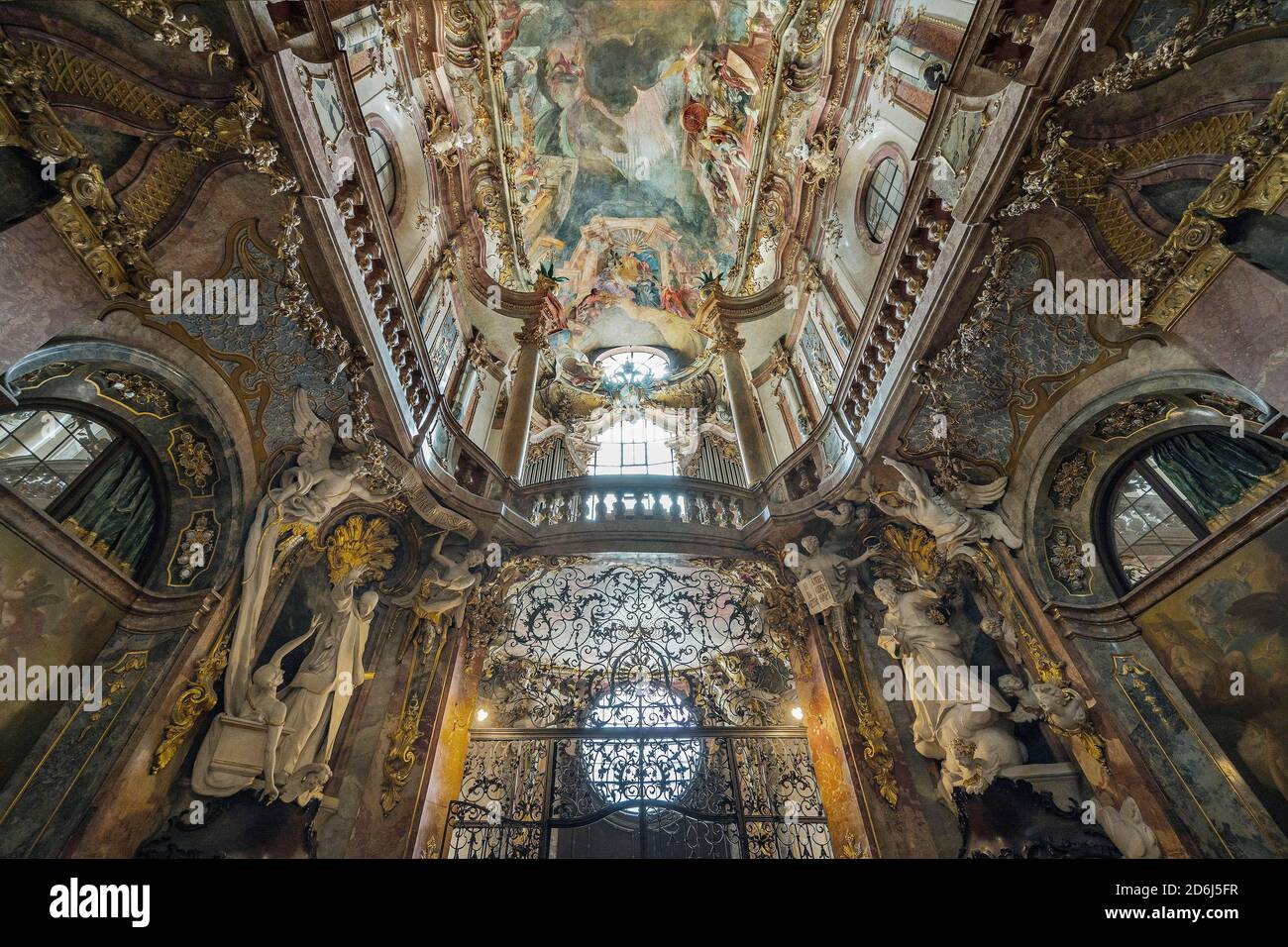 Entrée, loft d'orgue et fresque au plafond, église Saint-Jean-Népomuk baroque tardif, église Asam, Sendlinger Strasse, vieille ville, Munich, Upper Banque D'Images