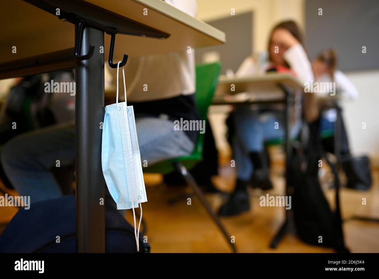 Le masque buccal est accroché au bureau des étudiants, à l'enseignement en classe, crise Corona, Stuttgart, Bade-Wurtemberg, Allemagne Banque D'Images