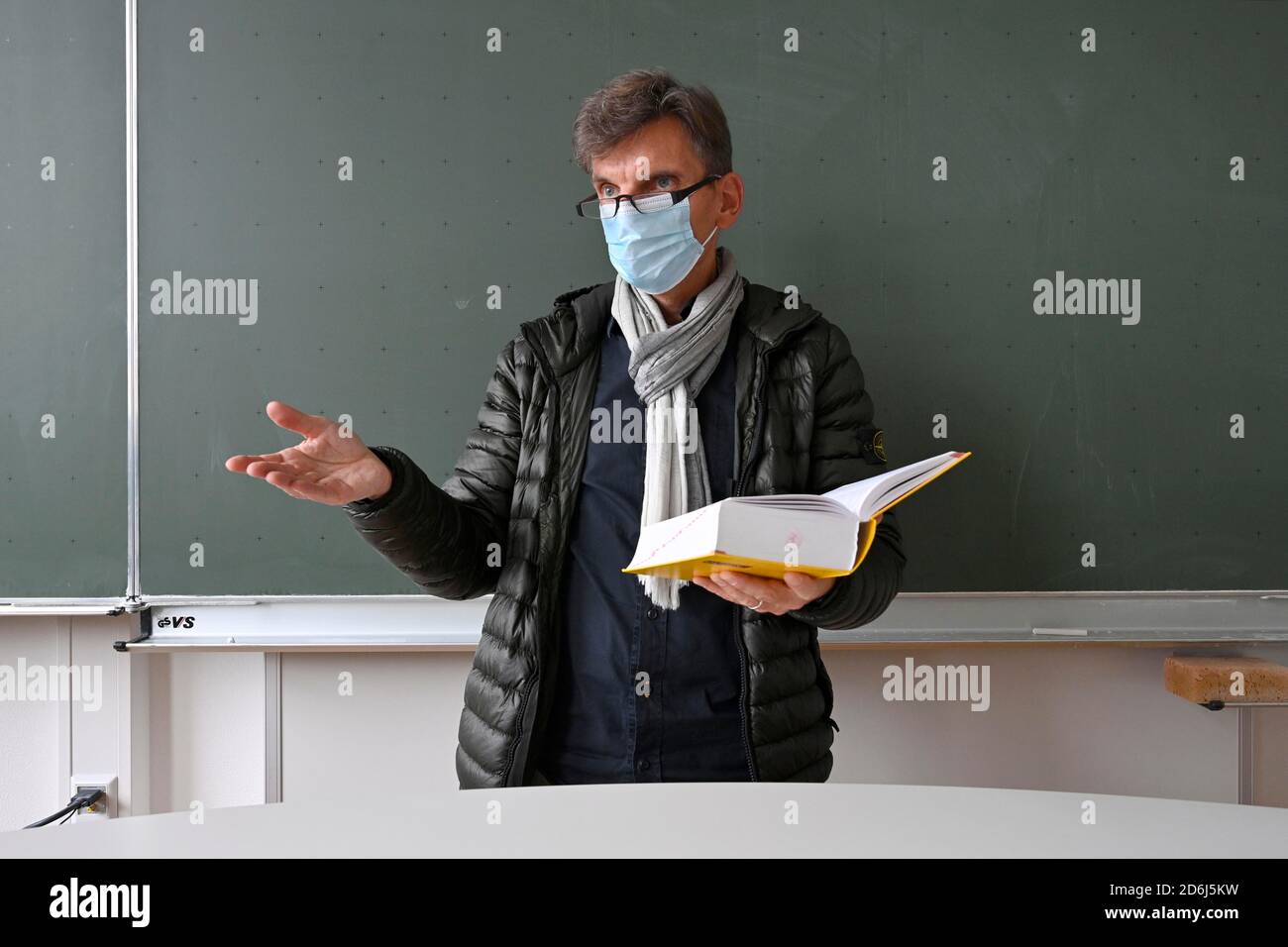 Professeur avec veste d'hiver épaisse, écharpe et masque facial dans l'enseignement en classe, crise Corona, Stuttgart, Bade-Wurtemberg, Allemagne Banque D'Images