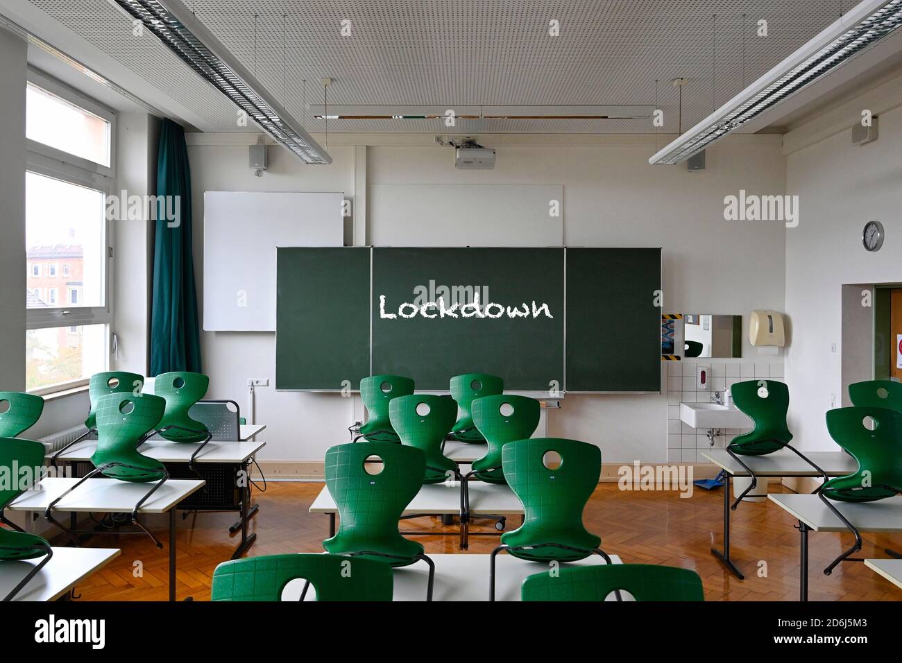 Verrouillage, deuxième vague, salle de classe vide, assis, tables simples sans règle de distance, Corona crise, Allemagne Banque D'Images