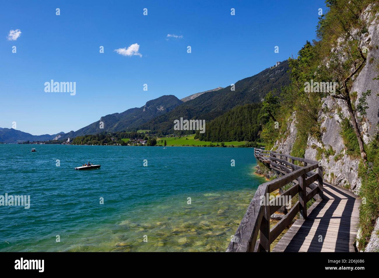 Chaussée avec vue sur Sankt Wolfgang, Strobl am Wolfgangsee, Salzkammergut, province de Salzbourg, Autriche Banque D'Images