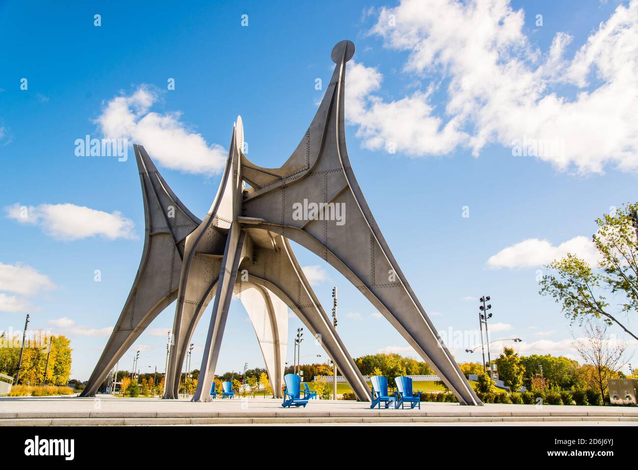 Montréal, Canada - octobre 10 2020 : perspective de trois disques Sculpture au parc Jean drapeau à Montréal Banque D'Images