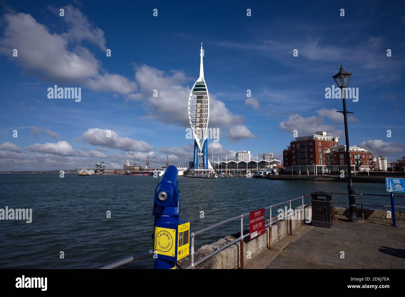 Vue sur le port de Portsmouth depuis le point avec la tour Spinnaker en vue sur le quai de Gun Wharf et le porte-avions HMS Prince of Wales. Banque D'Images
