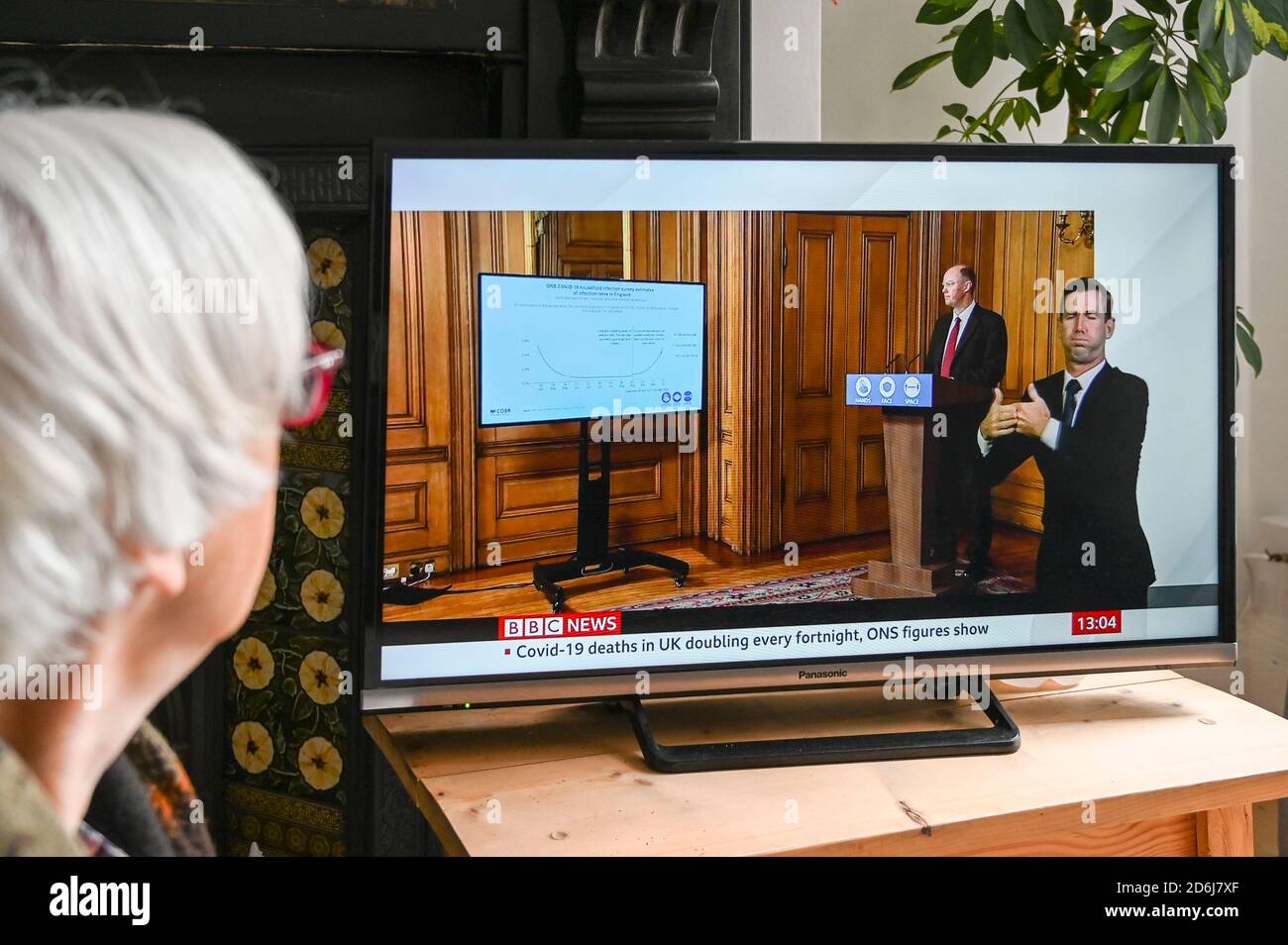 Le professeur Chris Whitty donne une conférence de presse télévisée sur l'augmentation des chiffres avec Covid 19, avec le slogan "mains, visage, espace". Banque D'Images