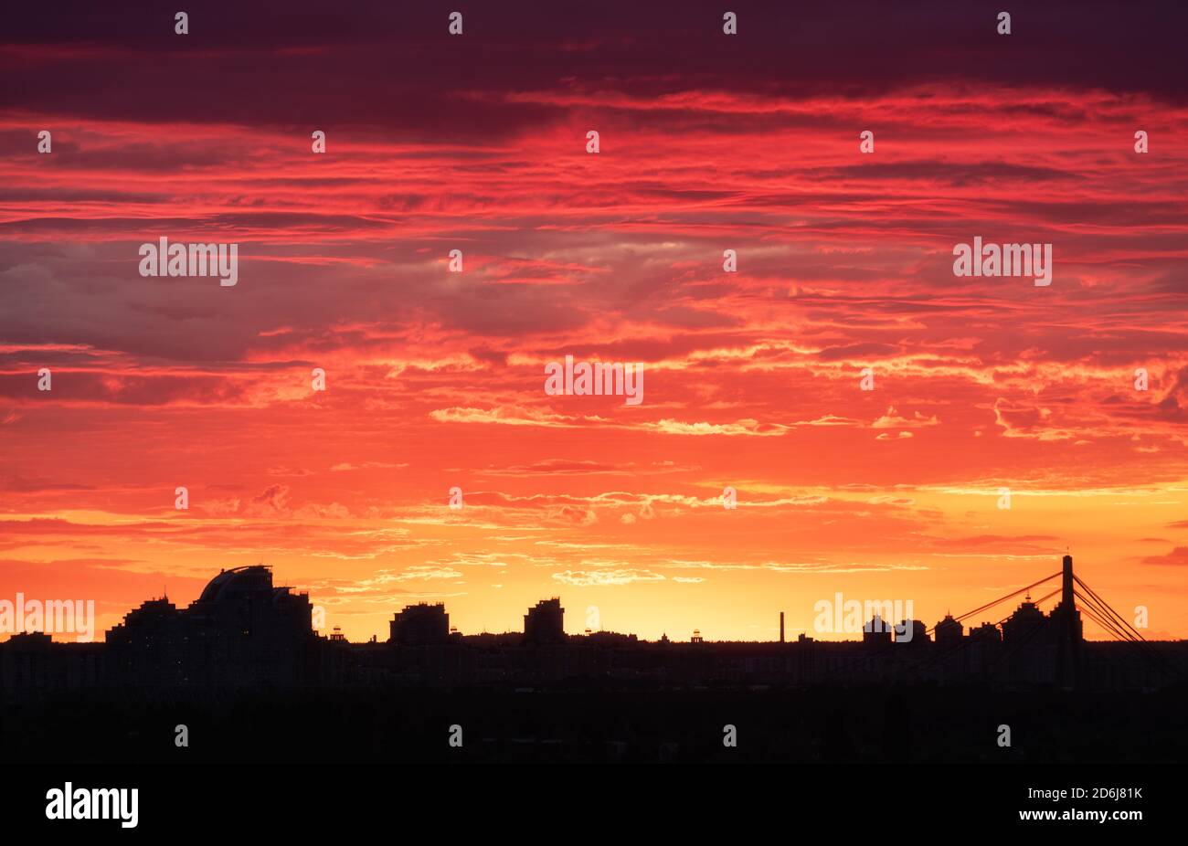 Silhouette d'une ville de Kiev au beau coucher du soleil. Bâtiments Banque D'Images