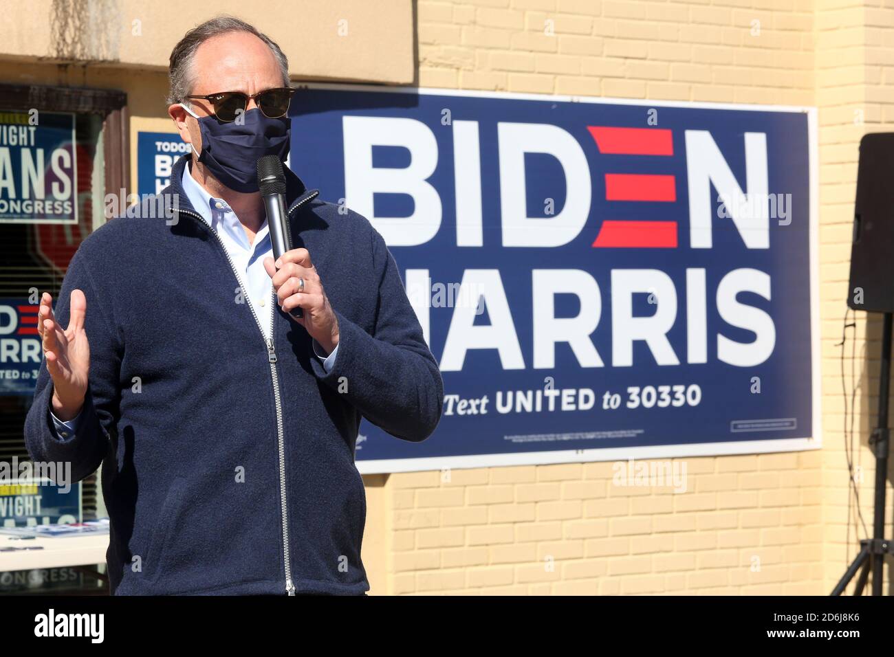 Philadelphie, PA, États-Unis. 17 octobre 2020. : Doug Emhoff (mari de Kamala Harris) en photo en visitant l'un des centres d'activation de l'électeur de PA Dems (VAC) à Philadelphie pour rencontrer le personnel et les bénévoles qui travaillent pour s'assurer que chaque membre de la communauté a un plan de vote tôt à Philadelphie, Pa. 17 octobre 2020 crédit: : Star Shooter/Media Punch/Alamy Live News Banque D'Images