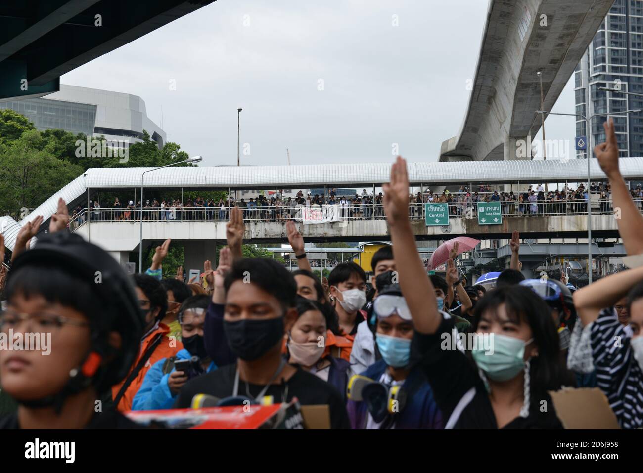 Bangkok, Thaïlande. 17 octobre 2020. Bangkok : les manifestants du gouvernement lèvent trois doigts à Ha Yaek Lat Phrao, Phahon Yothin Road, Vibhavadi Road. Expression symbolique en appelant à la démocratie aujourd'hui, 17 octobre 2020. (Photo de Teera Noisakran/Pacific Press) Credit: Pacific Press Media production Corp./Alay Live News Banque D'Images