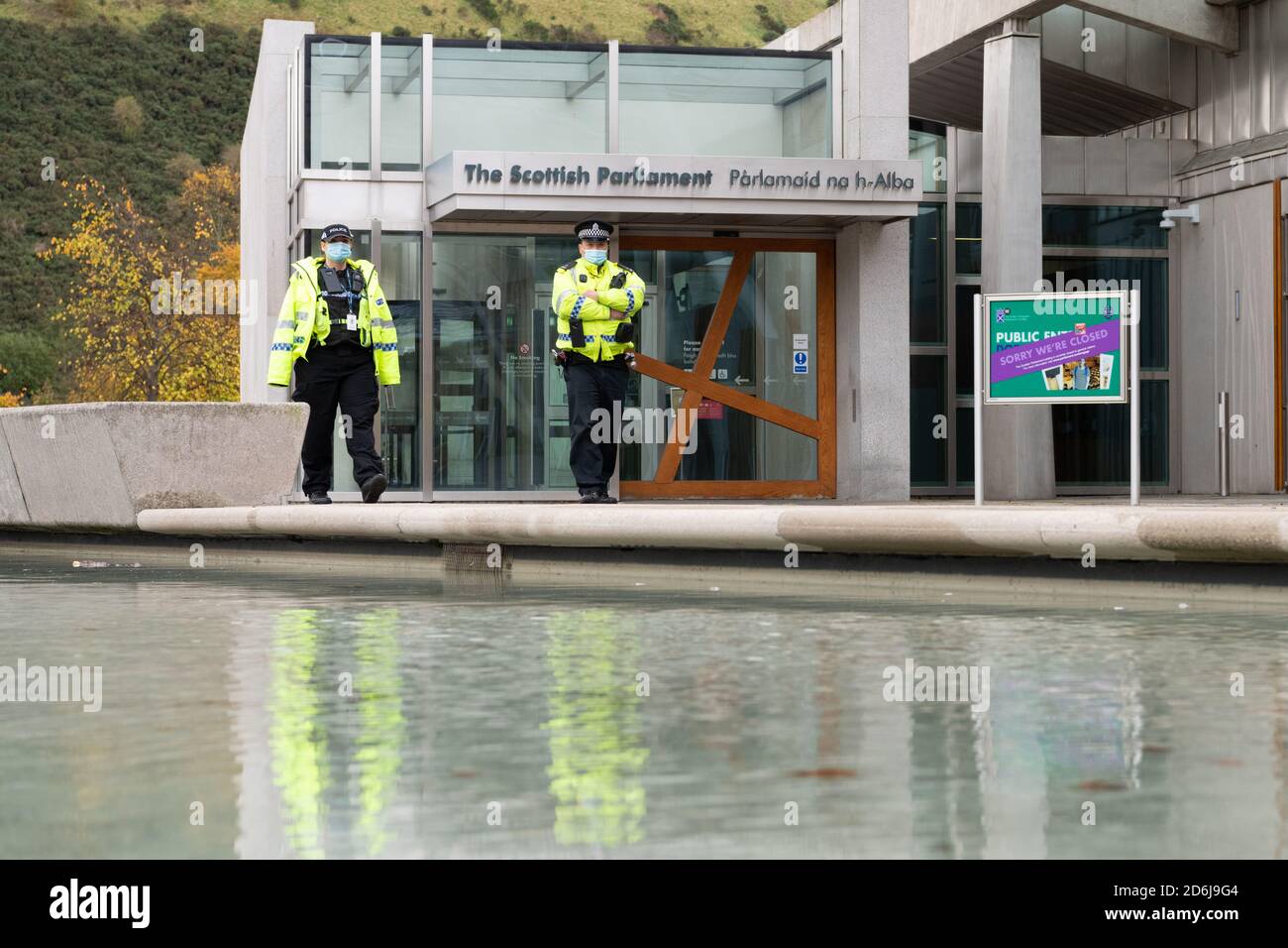 Des policiers portant des masques faciaux à l'extérieur du bâtiment du Parlement écossais pendant une pandémie de coronavirus, Edimbourg, Écosse, Royaume-Uni Banque D'Images