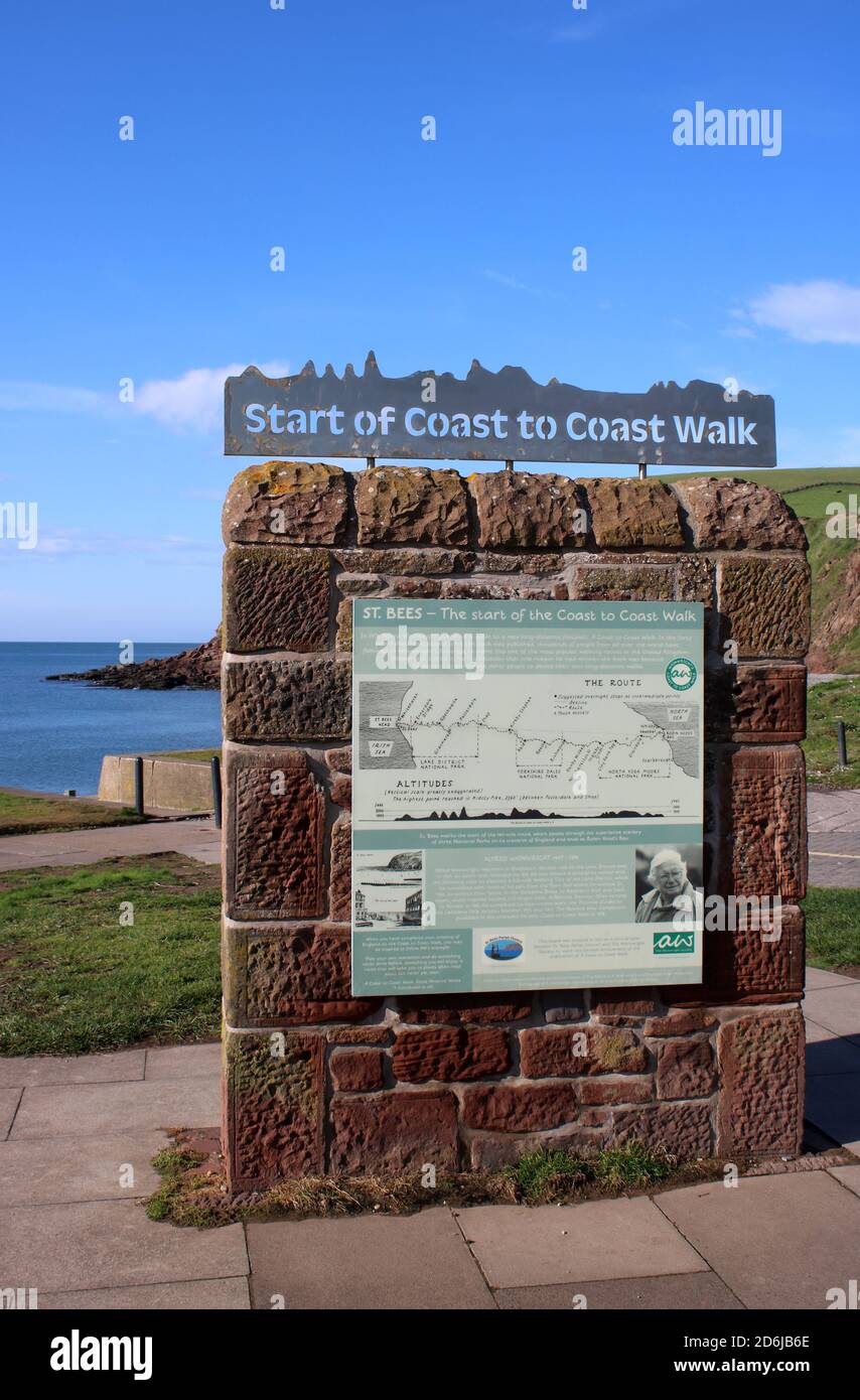 Wainwright Wall avec des informations sur la promenade d'Alfred Wainwright d'un océan à l'autre, au début du sentier de longue distance de St Bees à Cumbria. Banque D'Images