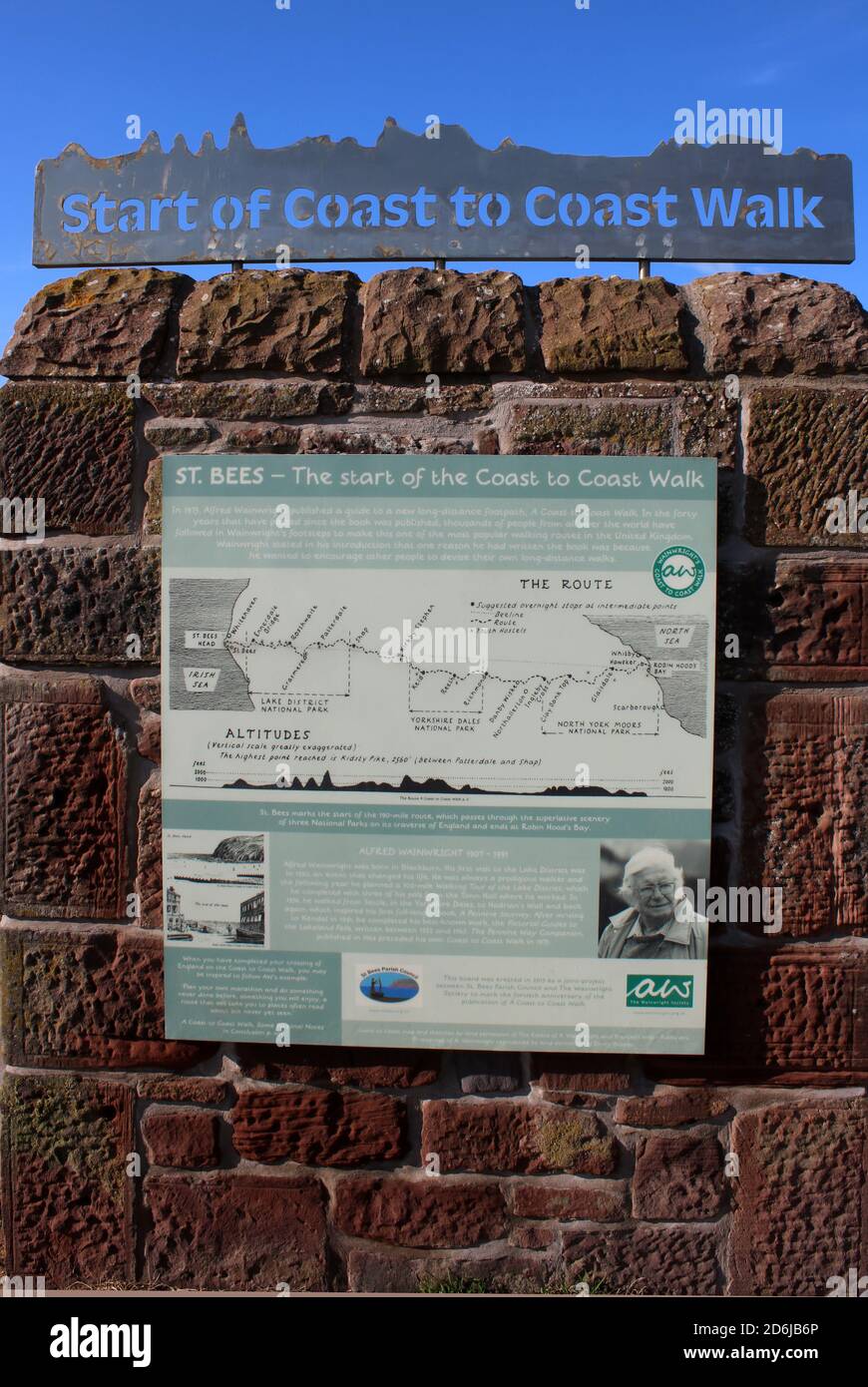 Wainwright Wall avec des informations sur la promenade d'Alfred Wainwright d'un océan à l'autre, au début du sentier de longue distance de St Bees à Cumbria. Banque D'Images