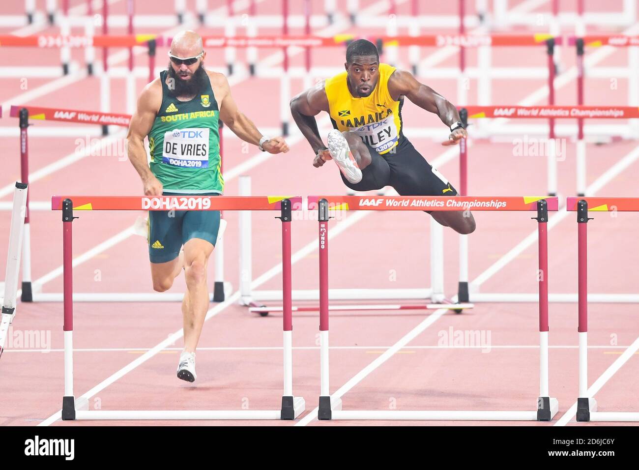 Ruan DeVries (Afrique du Sud), Andrew Riley (Jamaïque). 110 mètres haies chauffent. Championnats du monde d'athlétisme de l'IAAF, Doha 2019 Banque D'Images