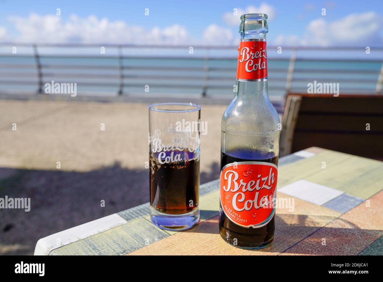 Bordeaux , Aquitaine / France - 10 10 2020 : bouteille de soda française  Breizh cola Brittany avec signe et logo sur verre extérieur Photo Stock -  Alamy